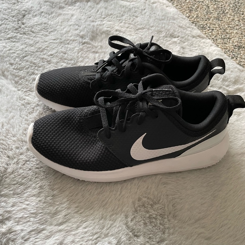 Nike Youth size 4 Golf shoes